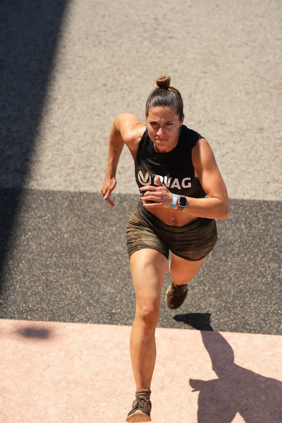 Sportlerin läuft über einen Hindernisparcours, von oben fotografiert.