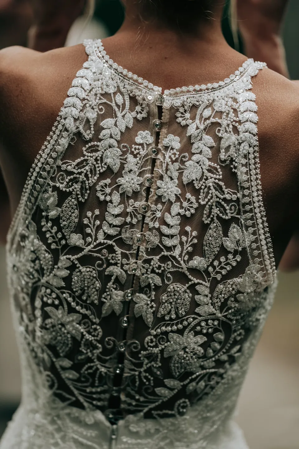 Detail der bestickten Spitzenrückseite eines Brautkleids.